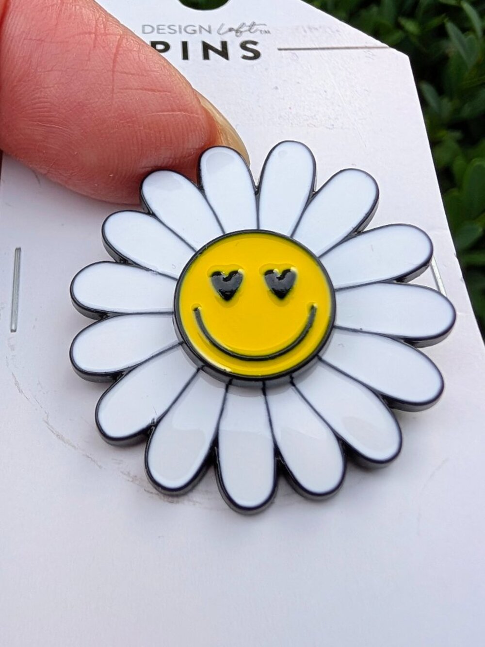 Design Loft - Smiley Face Daisy with Heart Eyes Pin - NWT